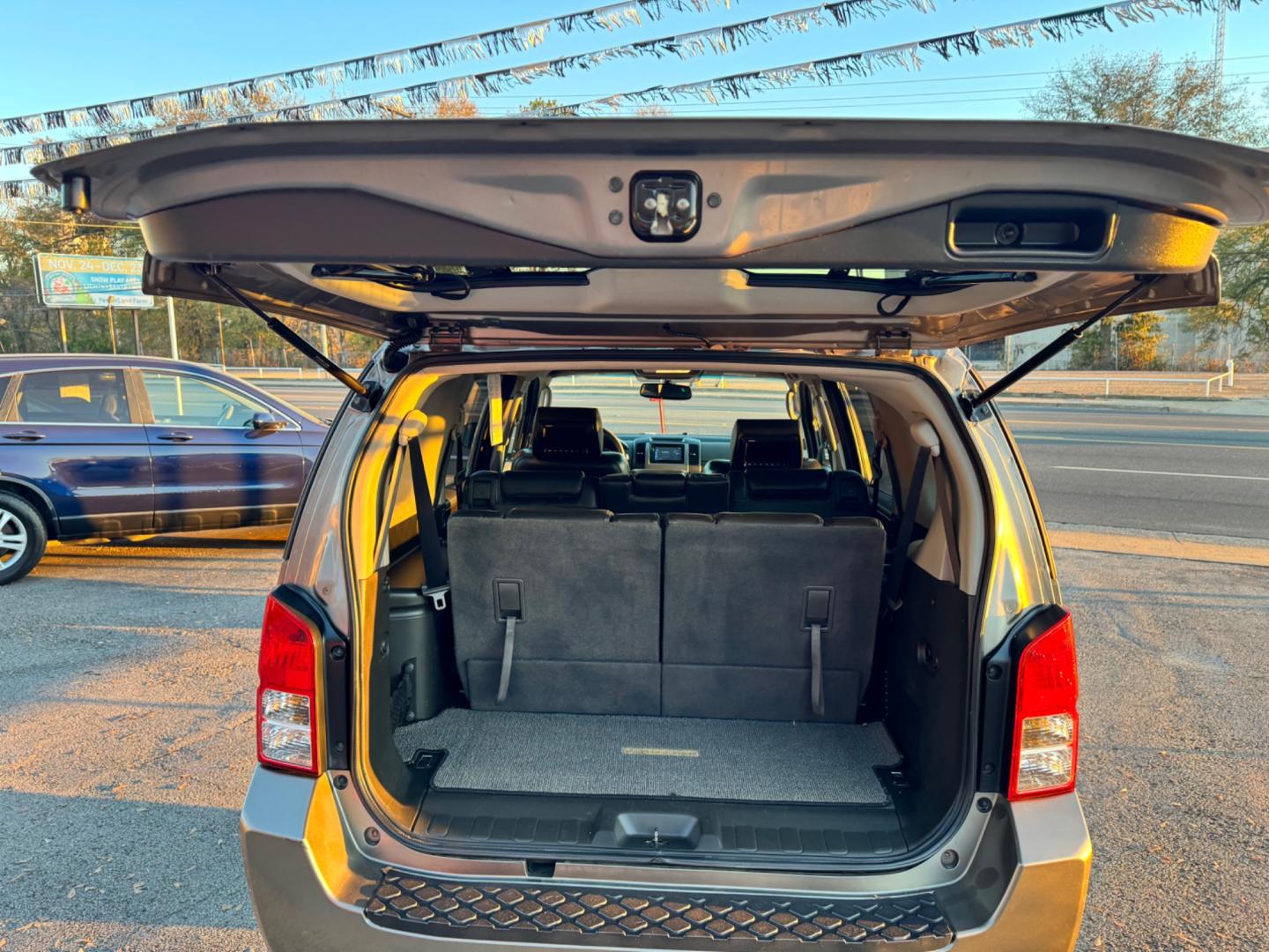 2006 Gray Nissan Pathfinder LE 2WD (5N1AR18U46C) with an 3.5L V6 DOHC 24V engine, 5-Speed Automatic Overdrive transmission, located at 307 West Marshall Avenue, Longview, TX, 75601, (903) 753-3091, 32.500828, -94.742577 - Photo#4